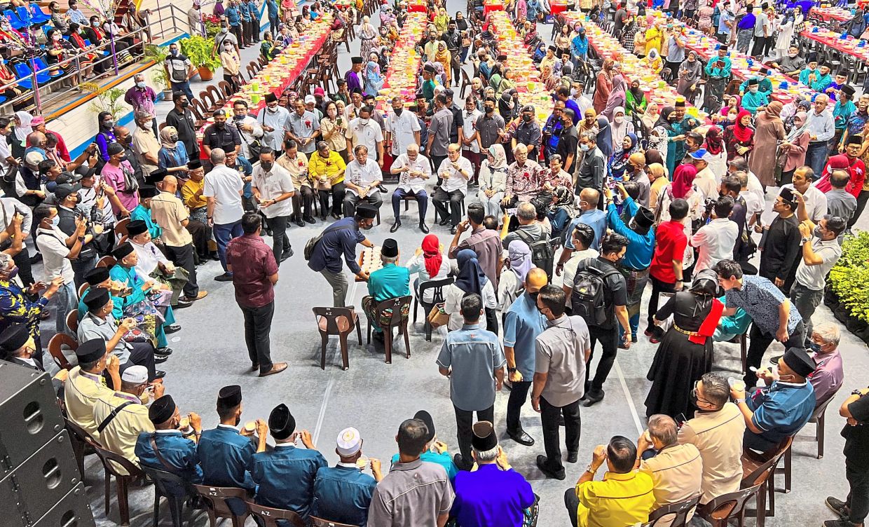Locals delight: Ismail Sabri, Abang Johari and other dignitaries enjoying a taste of local food at the Jelajah Aspirasi Keluarga Malaysia event in Kuching. — ZULAZHAR SHEBLEE/The Star