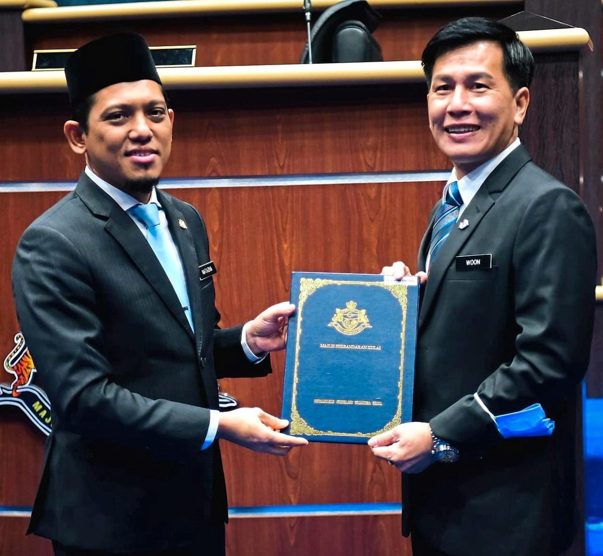 Natazha (left) presenting the letter of appointment to councillor Woon Jone Haw from MCA.