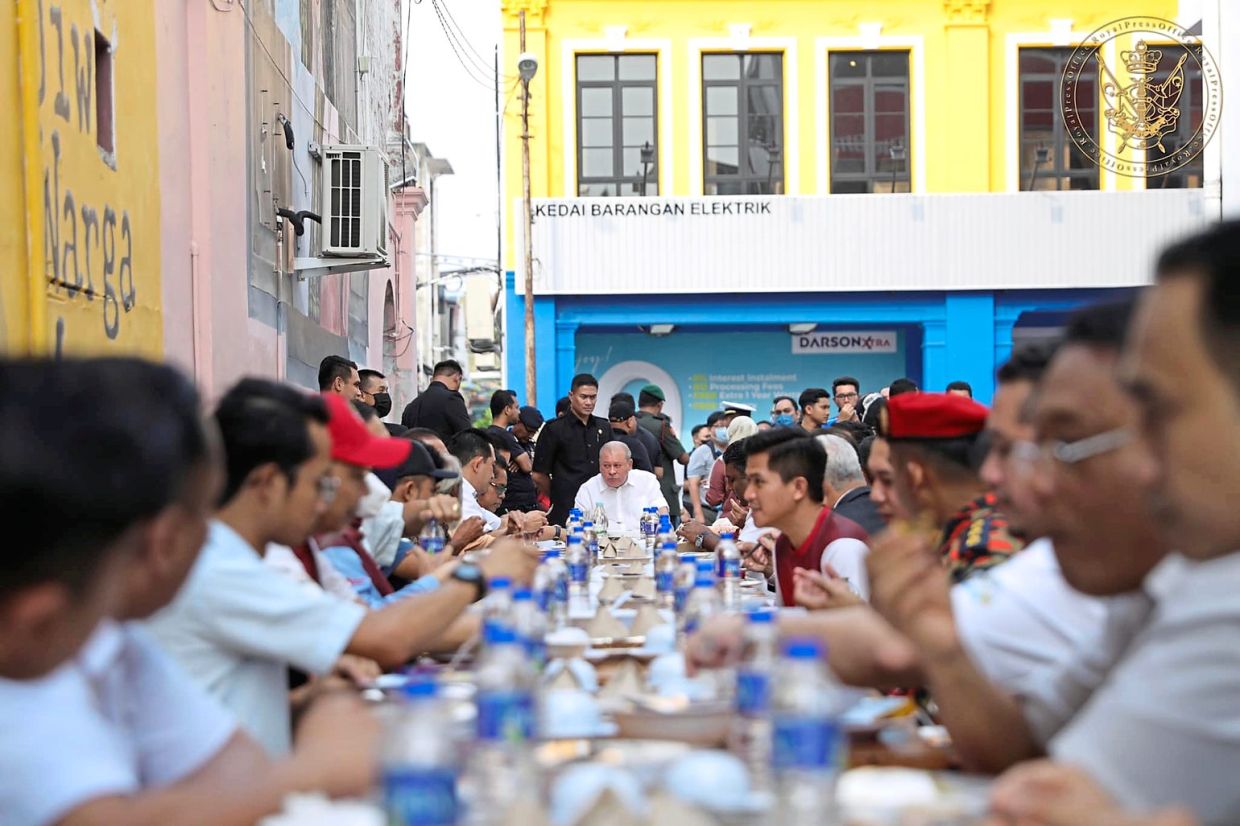 Personal visit: Sultan Ibrahim having breakfast with traders in Muar. — Photo sourced from Sultan Ibrahim’s official Facebook page