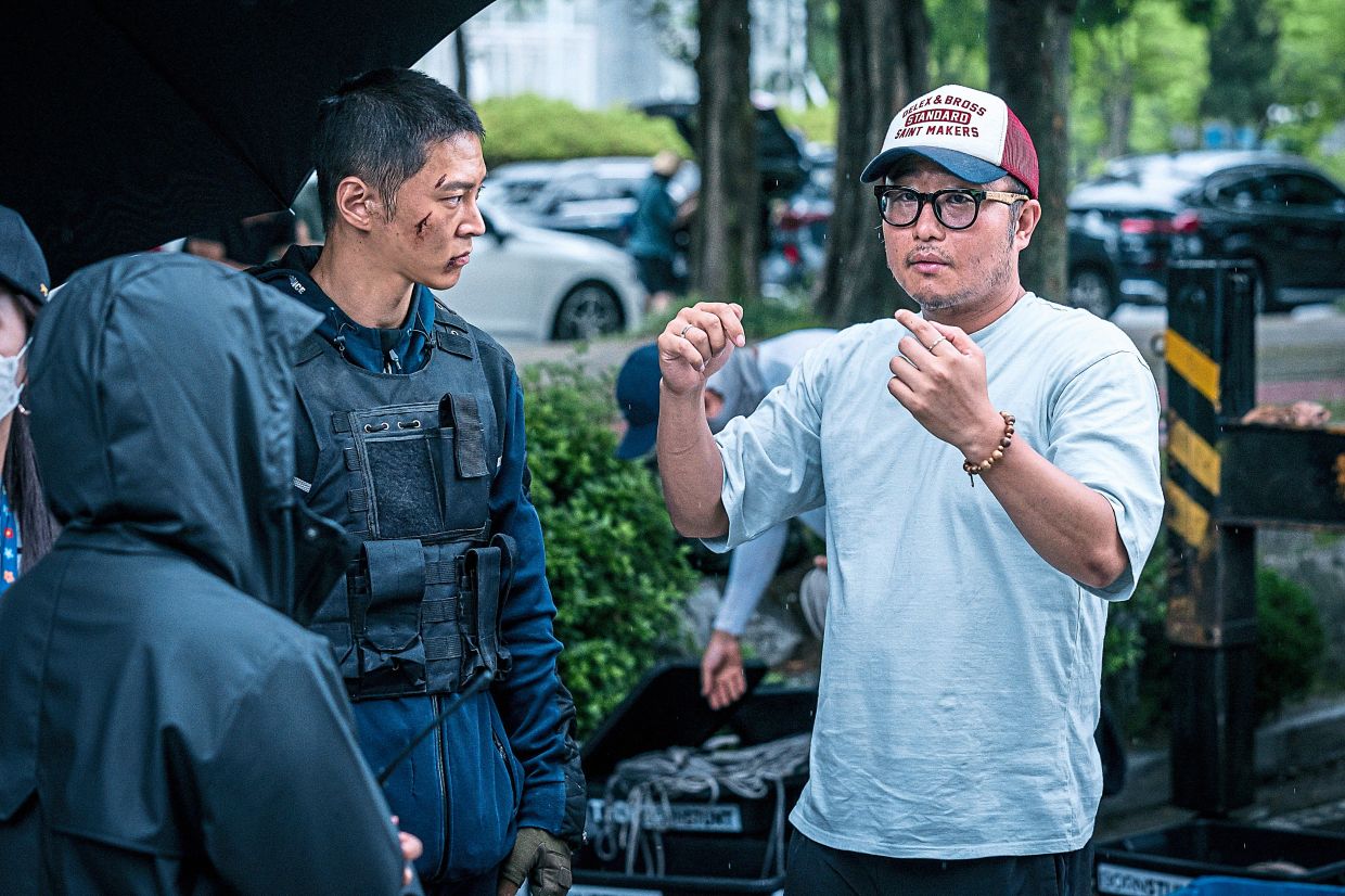 Director Jung Byung-gil (right) with Joo Won on the set of 'Carter'. 