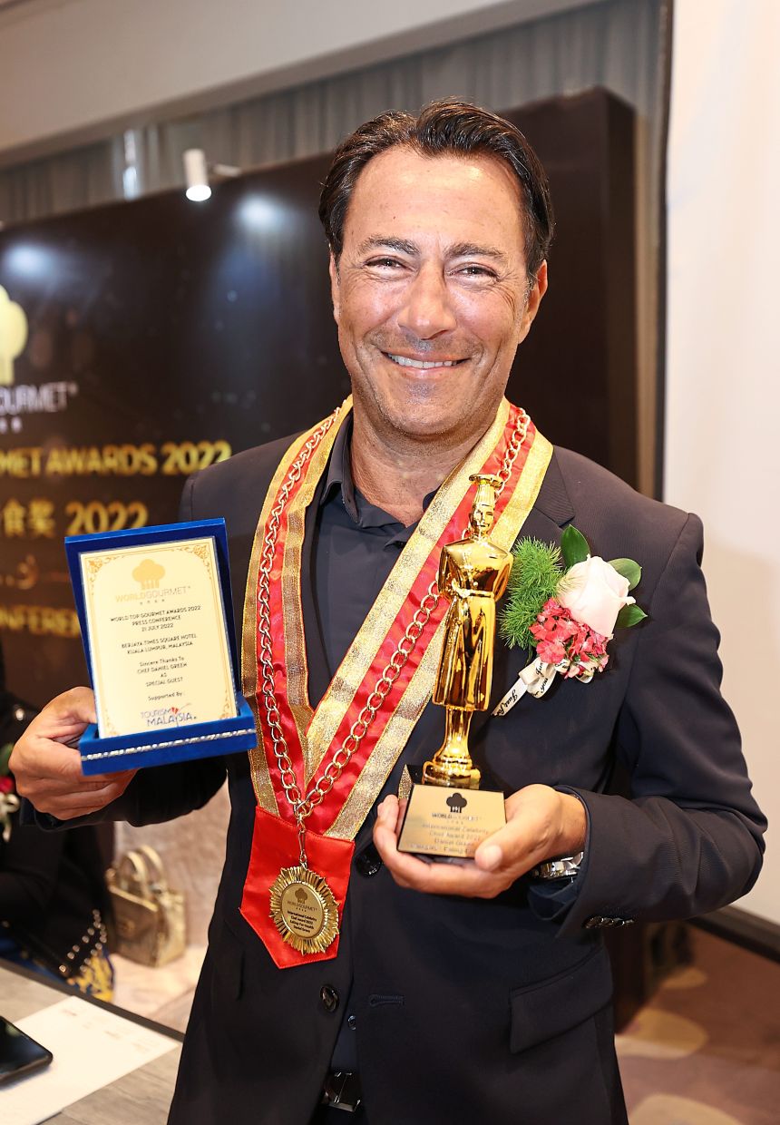 Green with his International Celebrity Chef Award 2022 trophy and medal for Eating-For-Health category.