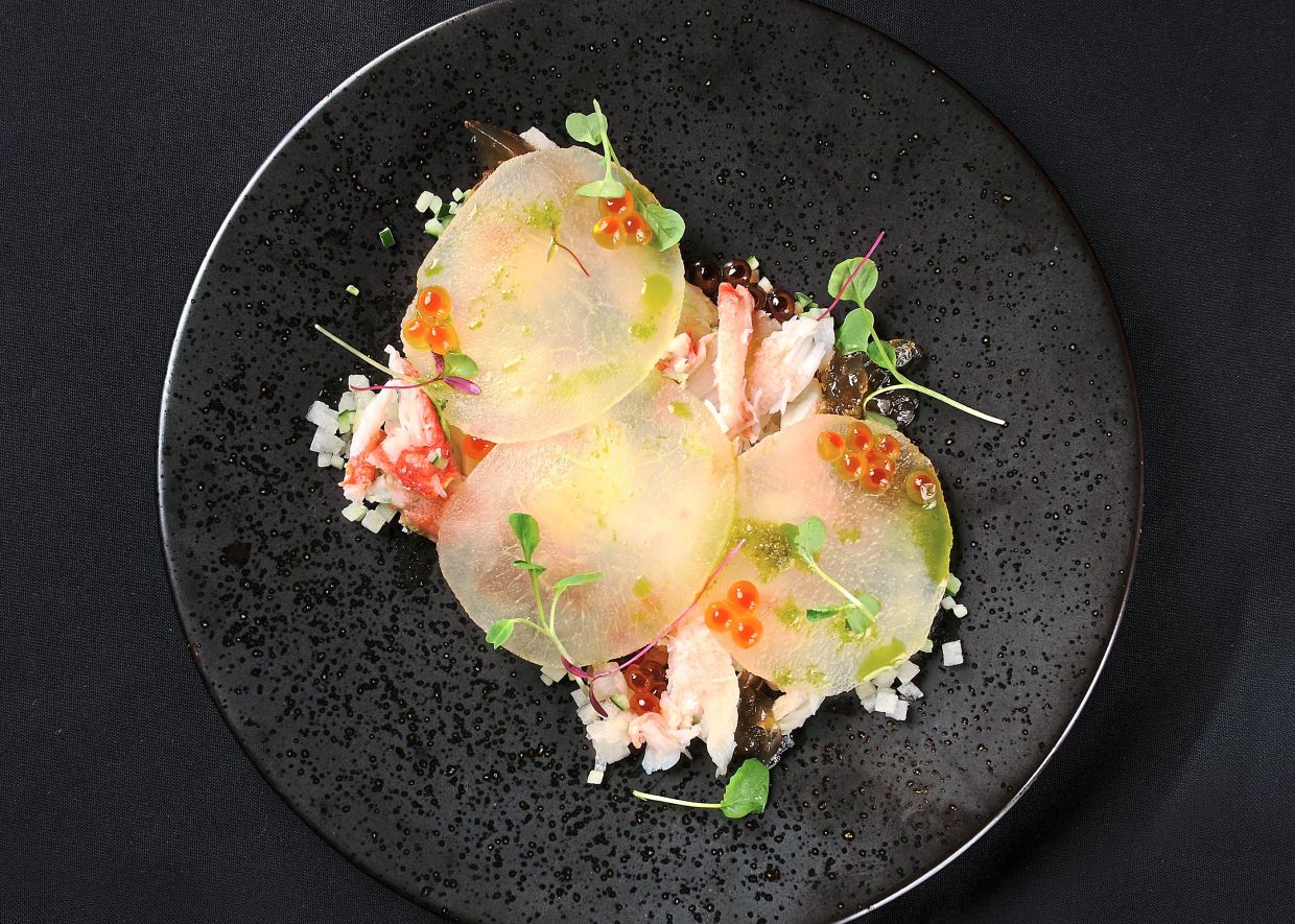 The snow crab with tozasu jelly is an invigorating dish that highlights the qualities of the crab.