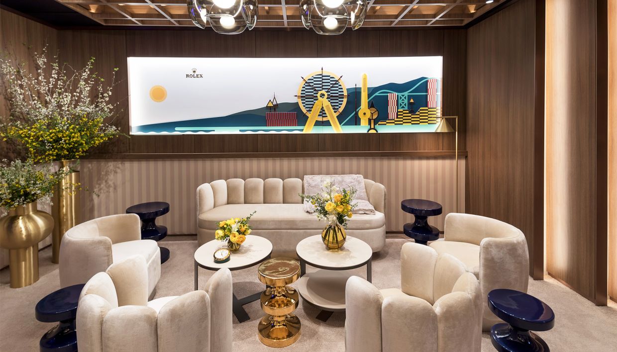 Rolex hosts the Oscars Greenroom, an antechamber where nominees and presenters gather before and after stepping onto the stage. The 2022 edition of this space pays tribute to legendary Hollywood movies and celebrates the coming-together of cinema and the art of watchmaking.