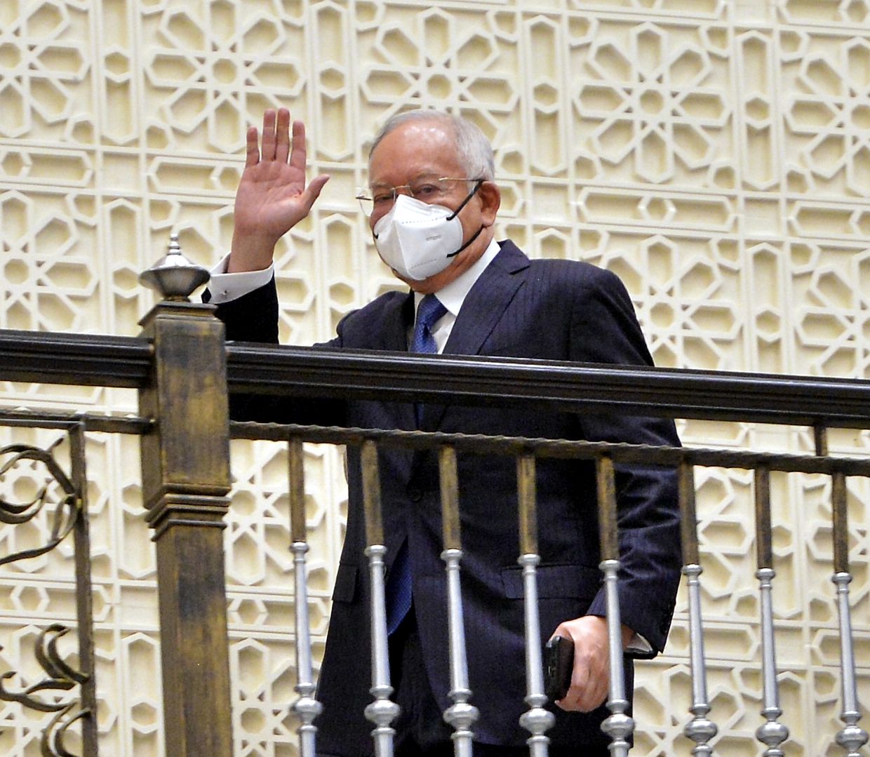 Najib's final SRC appeal: Apex court stands down to mull over new evidence bid - Vimarsana News