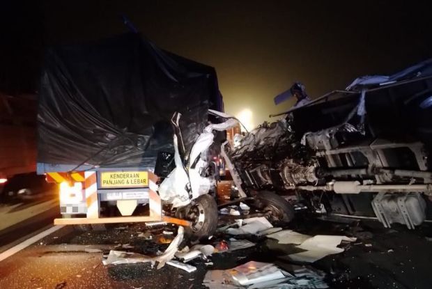 Bomba rescues river trapped in crashed lorry on NSE - Vimarsana News