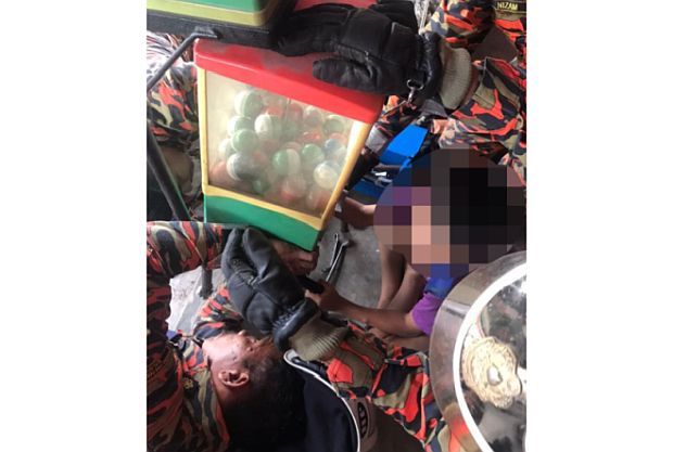Muar Bomba rescues boy with fingers caught in game machine - Vimarsana News