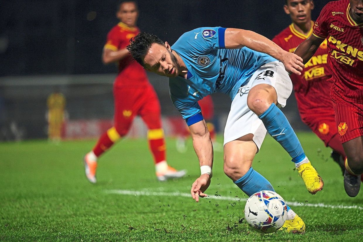 Football: Giants on Red alert | The Star