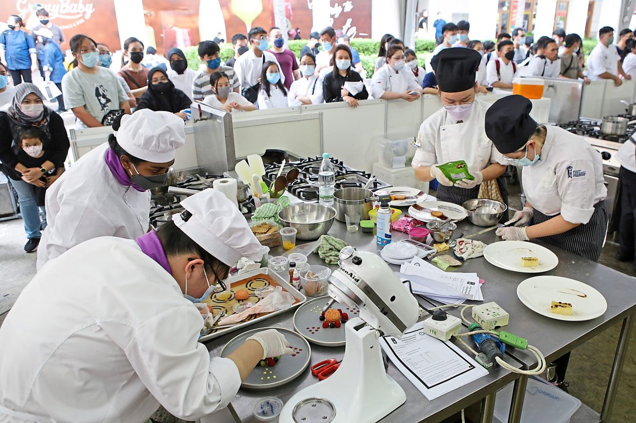 Chefs in delicious battle - Vimarsana News