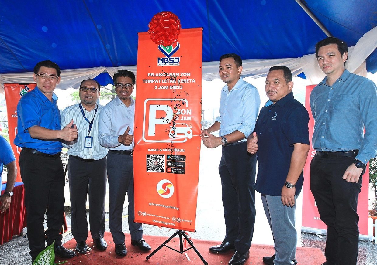 (From third left) Johary and Zulkurnain at the launch. With them are (from left) councillors Yap Kok Weng and Kamarul Hisham Yeop Hashim, Smart Selangor Delivery Unit Sdn Bhd project delivery director Badli Shah Muhd Salleh and Leading Innovative Technologies & Systems Sdn Bhd chief executive officer Lai Thiam Sin.