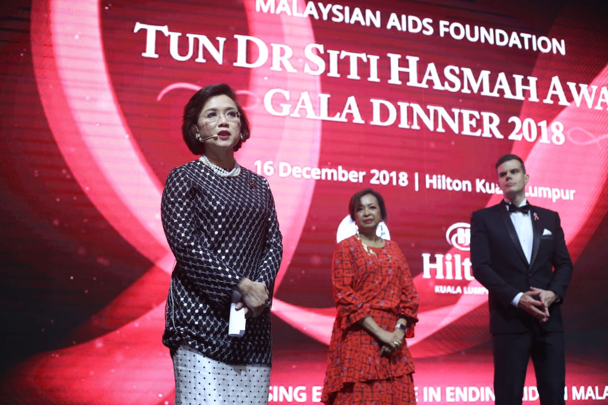 Dr Adeeba (first from left) at Tun Dr Siti Hasmah Award Gala Dinner 2019.