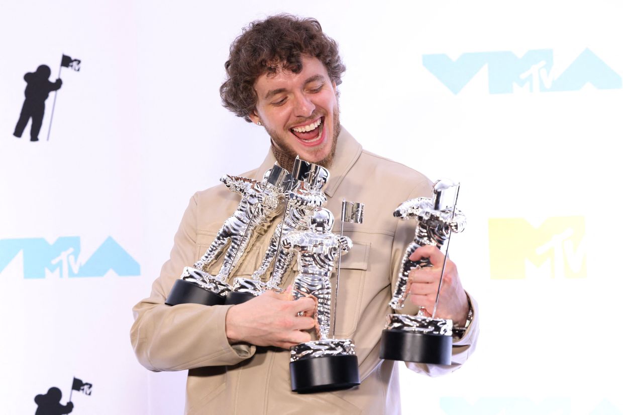 Jack Harlow poses backstage with his awards at the 2022 MTV Video Music Awards. Photo: Reuters