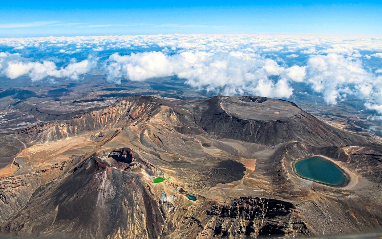 The Tongariro Alpine Crossing, one of the most beautiful hikes in the world, takes you through spectacular landscapes. — Photos: MICHAEL JUHRAN/dpa