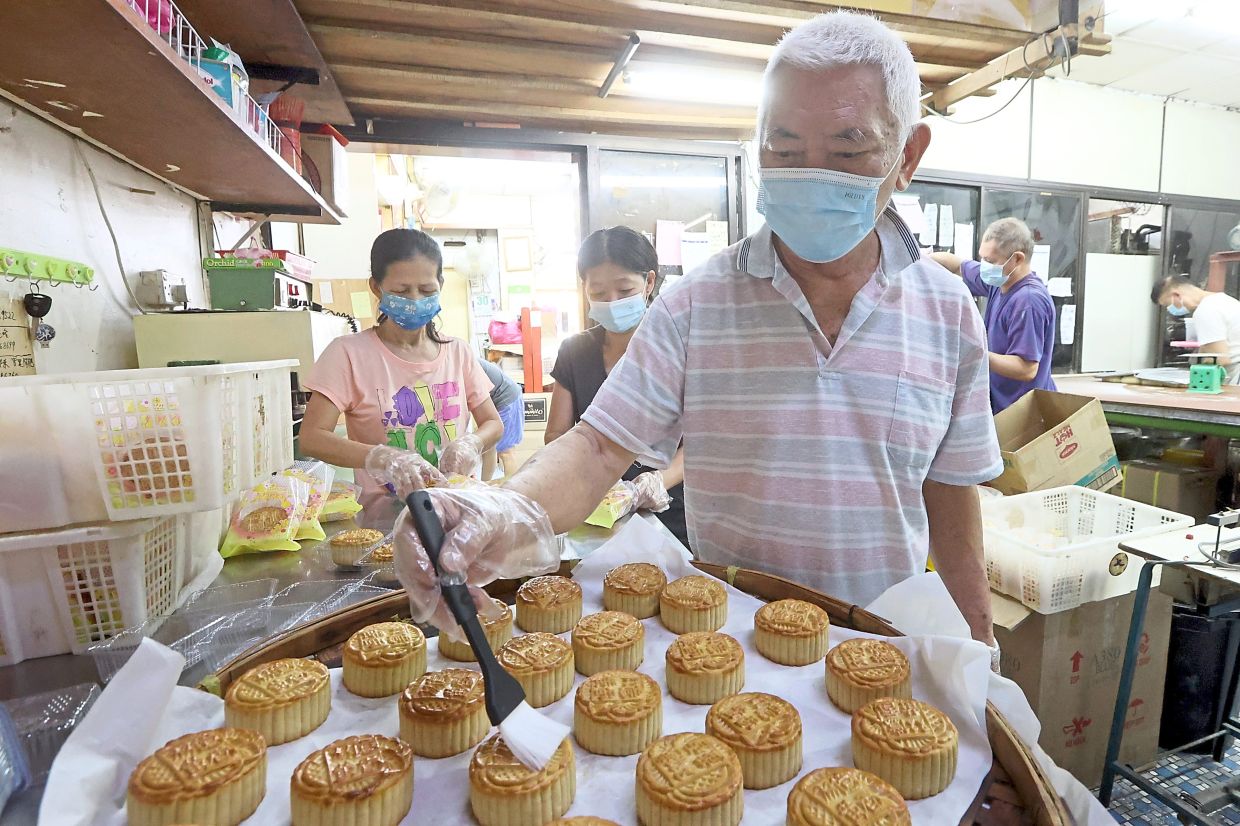 Singaporeans brave traffic jams for Johor mooncakes - Vimarsana News