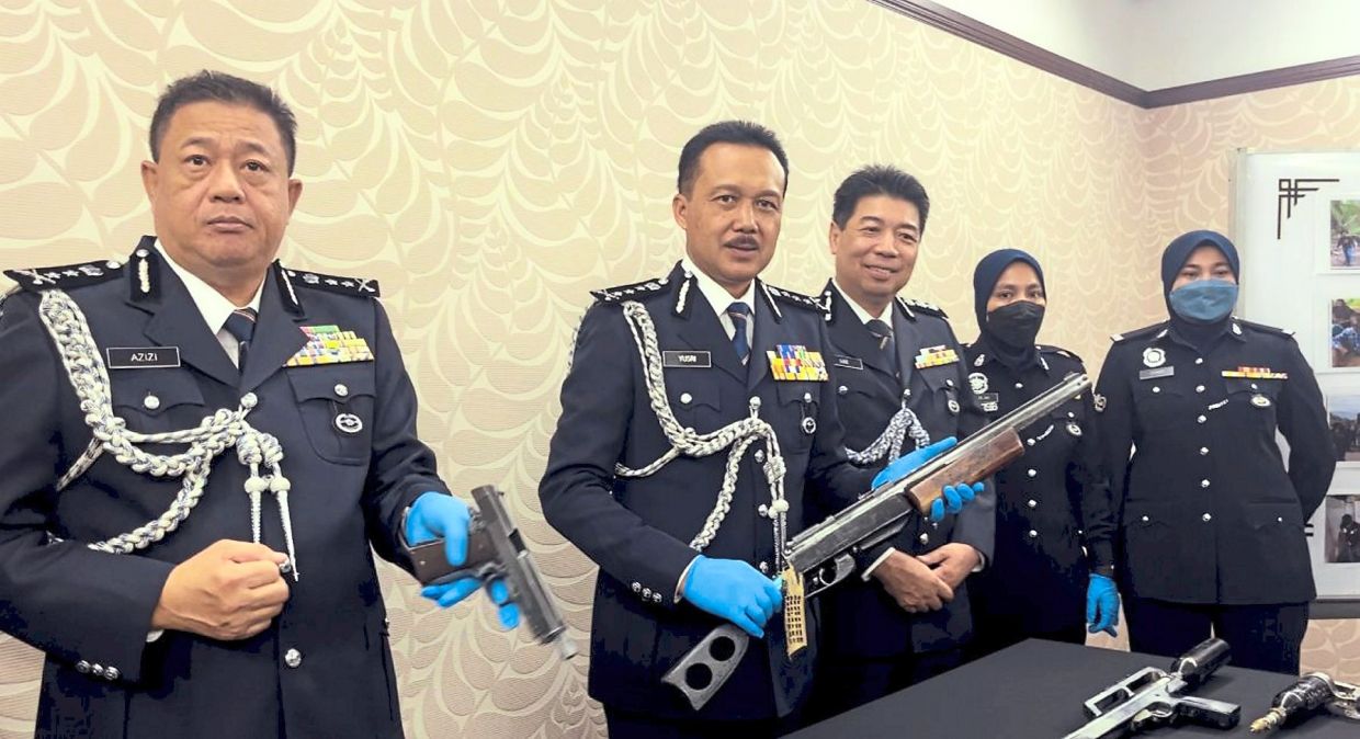 Blacksmith nabbed with handmade rifles and drugs - Vimarsana News
