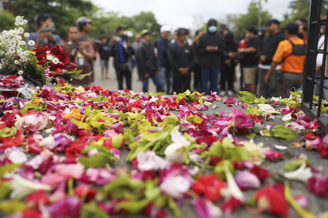 At least 174 dead in Indonesia football stadium stampede (update) - Vimarsana News