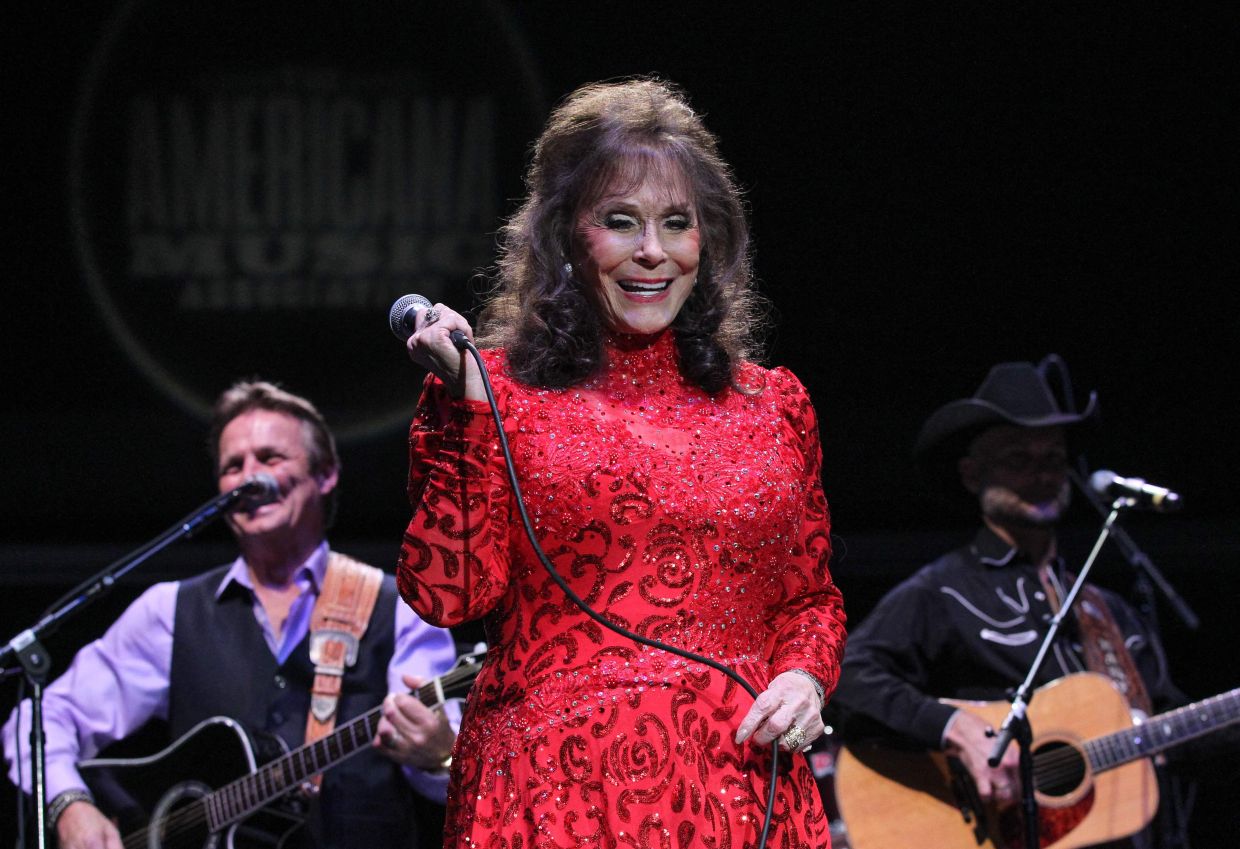 2015 file photo of Loretta Lynn performing during the 16th Annual Americana Music Festival & Conference. – Photo: AFP