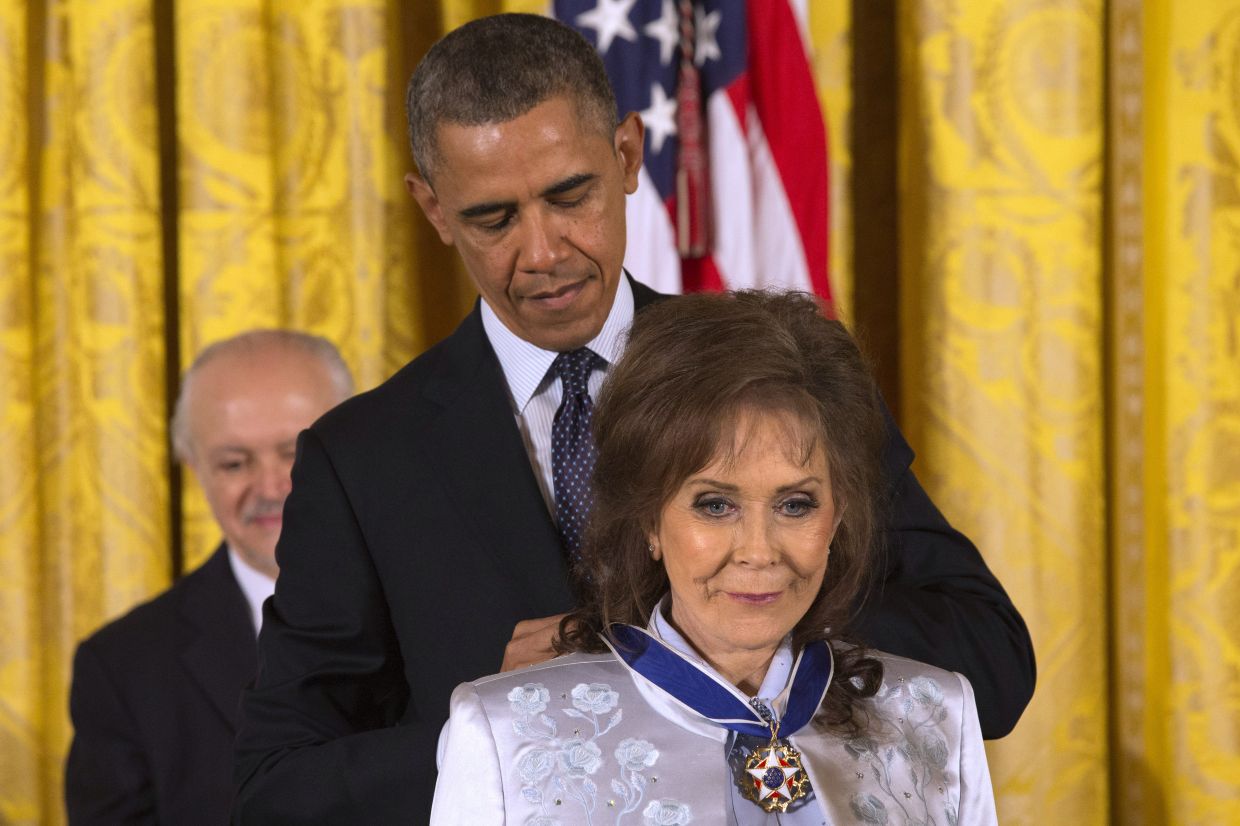 Former President Barack Obama awarding country music legend Loretta Lynn with the Presidential Medal of Freedom in 2013 – Photo: AP