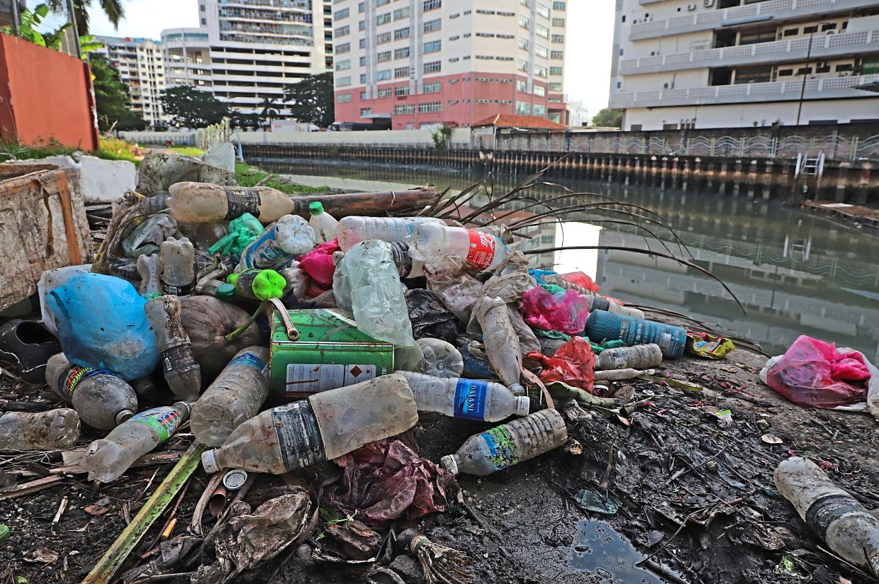 A pile of rubbish trapped along Sungai Pinang.