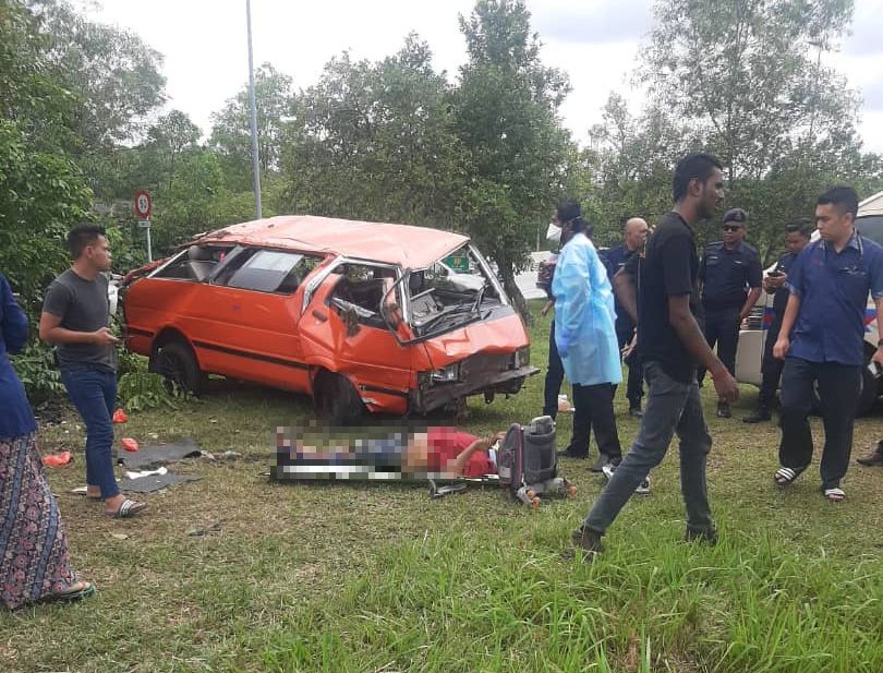 Twelve students injured after van loses control, crashes on SKVE - Vimarsana News