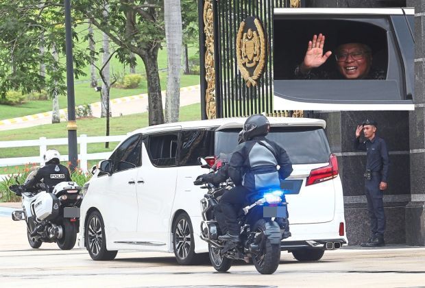 Routine activity: Ismail Sabri (inset) waving at the media as he arrives at Istana Negara in Kuala Lumpur. — AZLINA ABDULLAH/The Star