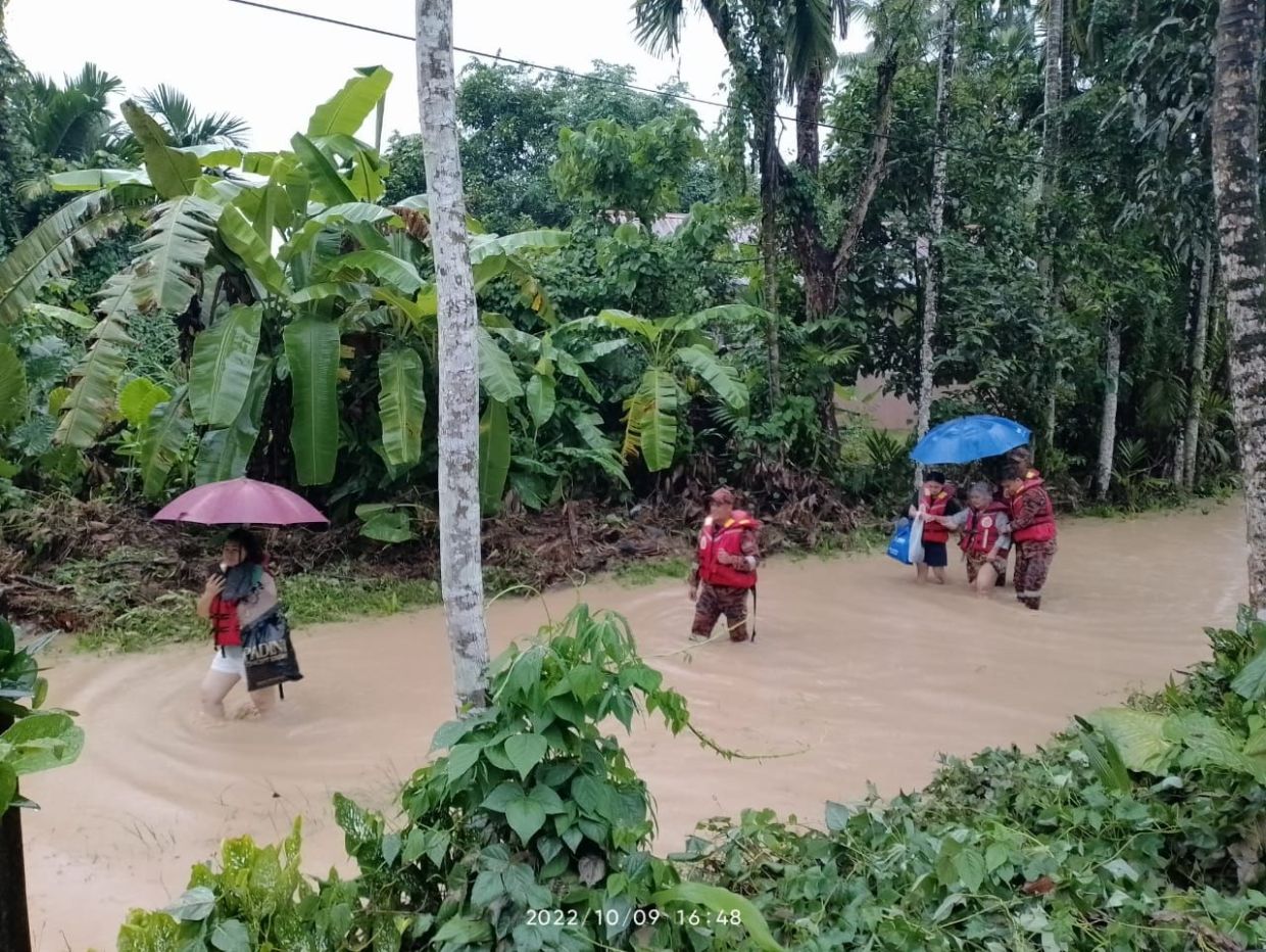 Firemen rescue nine as flash flood hits Manggatal - Vimarsana News