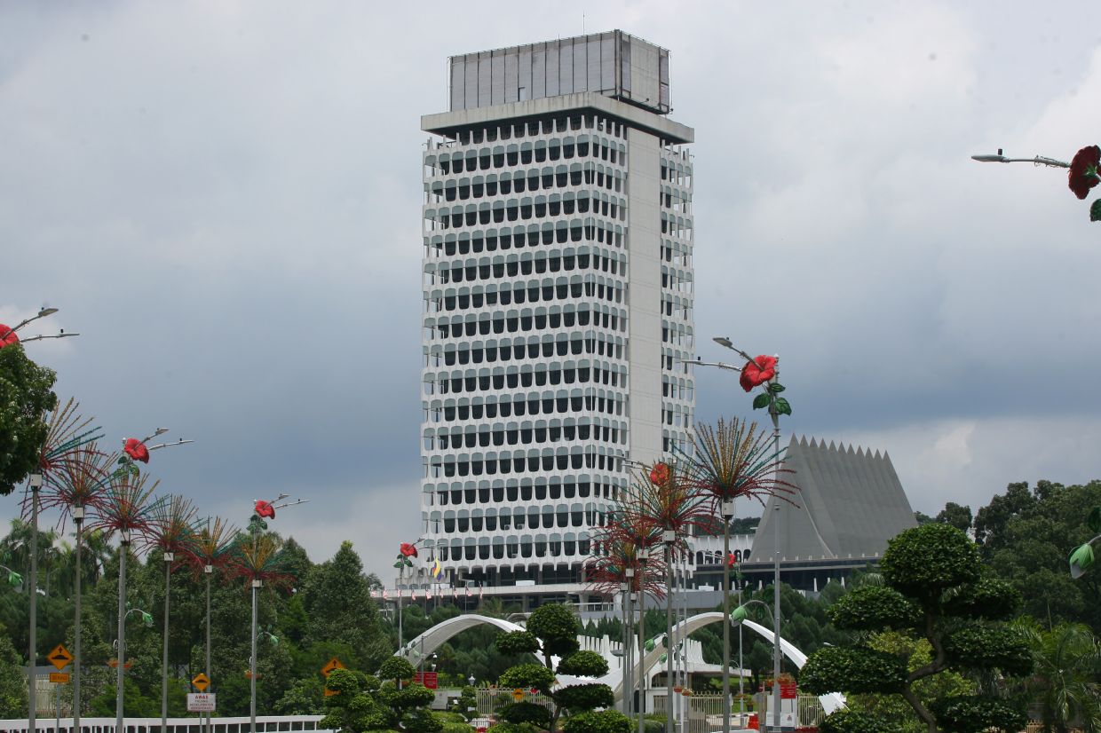 Politicians, MPs drop hints of Parliament dissolution as expectations heat up - Vimarsana News