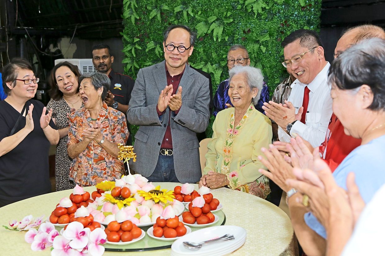 Former police volunteer feted on 100th birthday - Vimarsana News