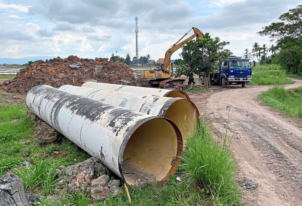 Pipes to be installed to increase Mengkuang Dam’s drawdown capacity. — Photos: ZHAFARAN NASIB/The Star