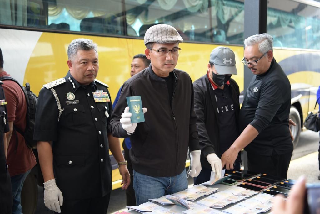 Immigration Dept cripples human trafficking syndicate, arrest 29 including two officers - Vimarsana News