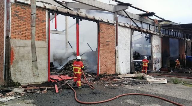 Fire destroys five premises in Tawau warehouse - Vimarsana News
