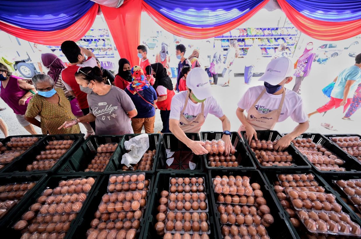Jualan Rakyat MYGrocer@Wilayah initiatives focus on the sale of fresh chicken and chicken eggs at subsidised prices directly to the B40 residents.