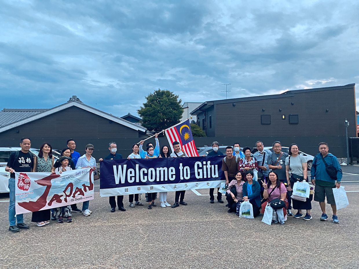 Malaysian tourists are always welcome all over the world as we are a polite, cultured and educated bunch. This photo shows the tourism board in Japan’s Gifu prefecture warmly welcoming the first Malaysian group to arrive since the pandemic.