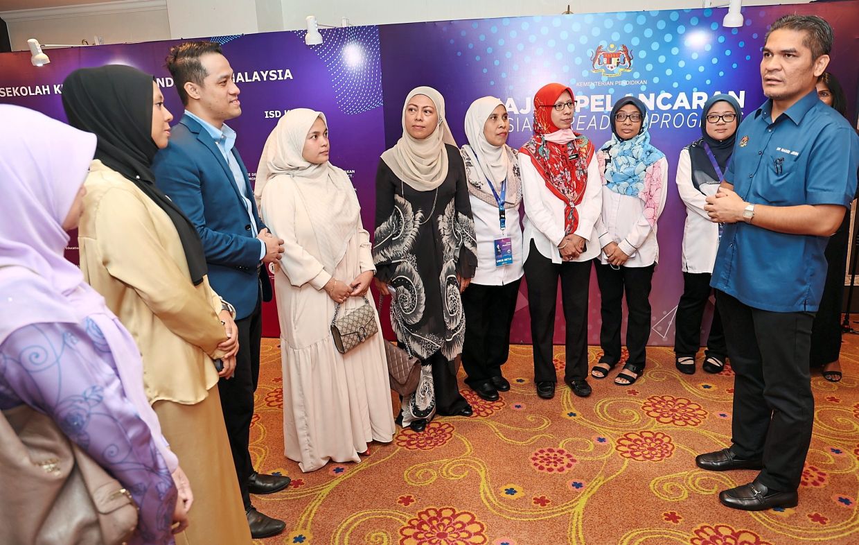 Radzi: Don't politicise school syllabus issue - Vimarsana News