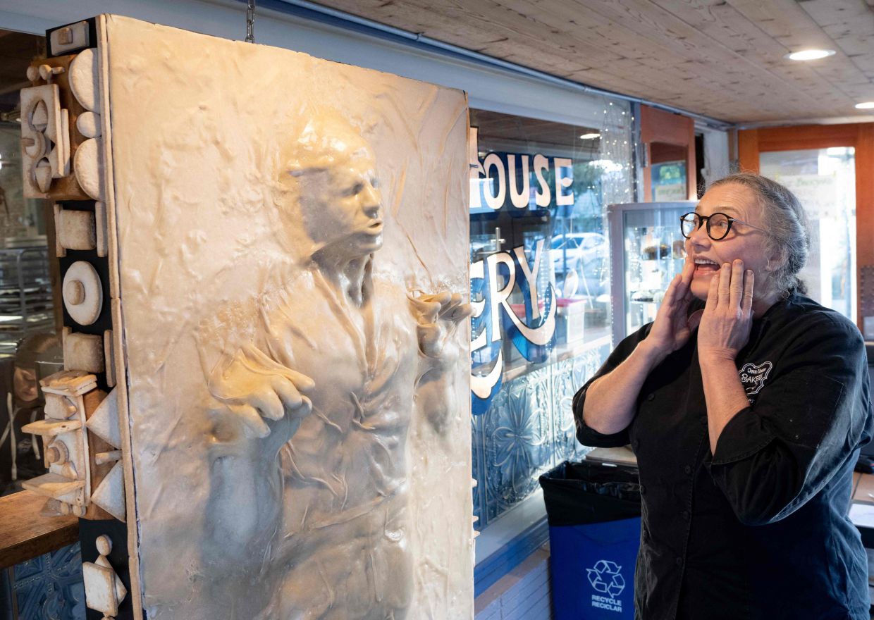 'I love you'. 'I dough.' Daughter and mother team Hannalee and Catherine Pervan (seen here) spent more than 100 hours manually creating the life-sized dough replica of Star Wars’ frozen Han Solo. – Photo: AFP