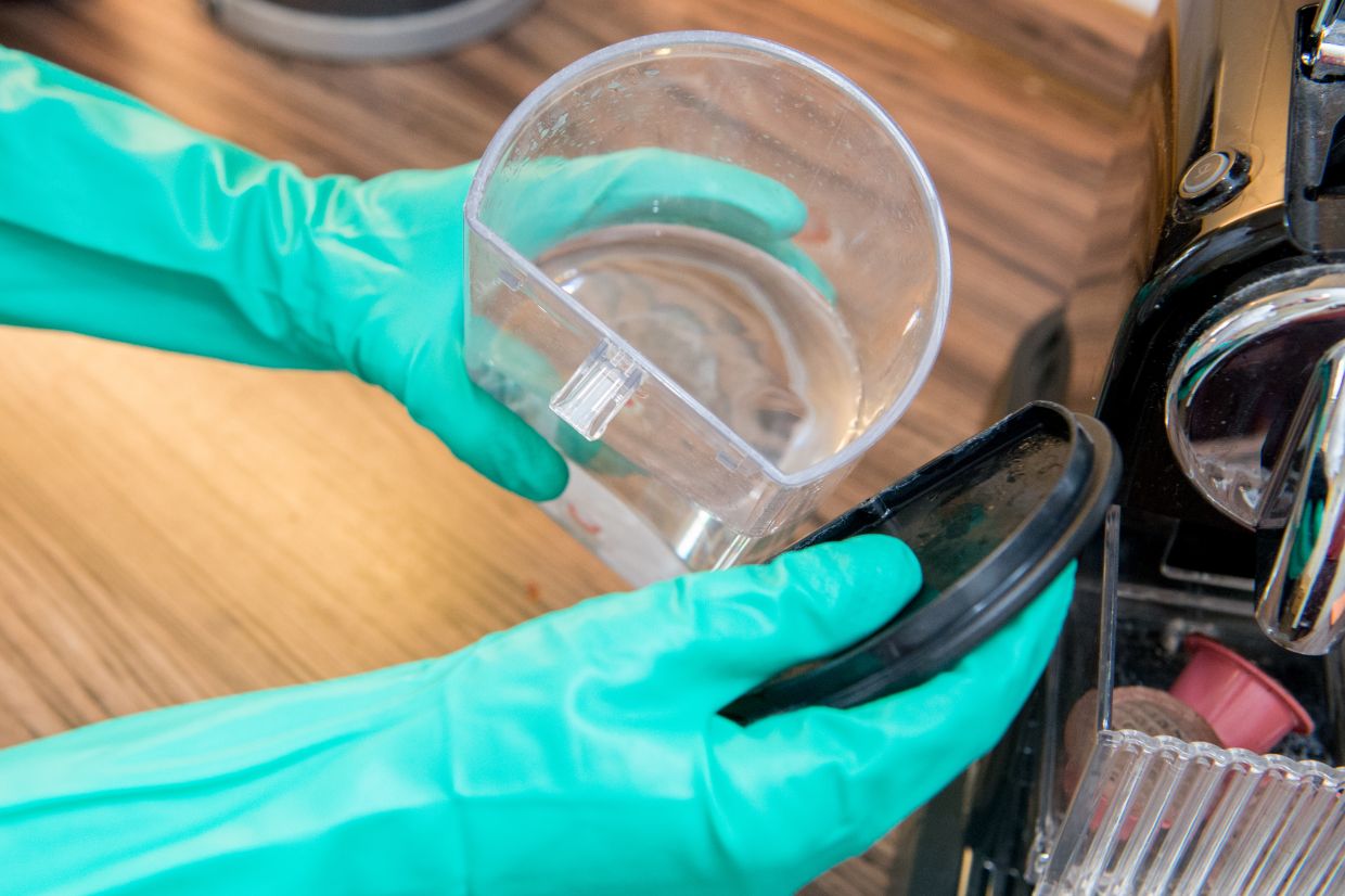 Manufacturers and coffee experts advise cleaning the water reservoir daily. – Photo: Karolin Krämer/dpa