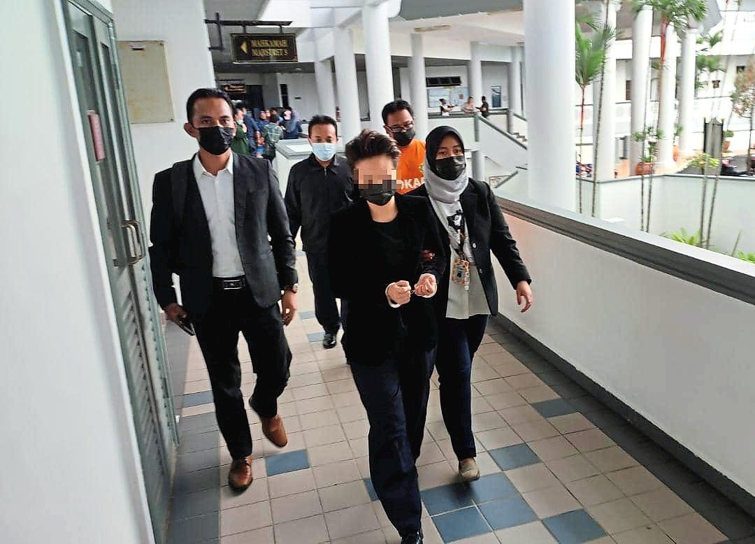 Duo held over false papers - Vimarsana News