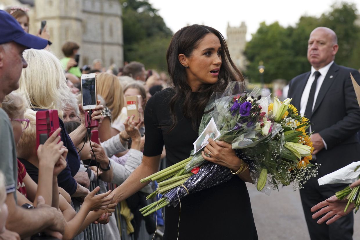 Meghan, Duchess of Sussex meets members of the public at Windsor Castle, following the death of Queen Elizabeth II on Thursday, in Windsor, England, Sept 10, 2022. Photo: AP