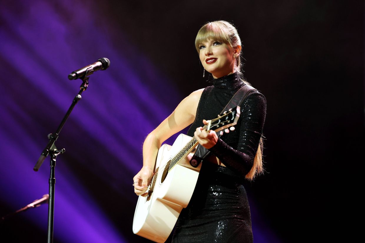 NSAI Songwriter-Artist of the Decade honoree, Taylor Swift performs onstage during NSAI 2022 Nashville Songwriter Awards at Ryman Auditorium on September 20, 2022 in Nashville, Tennessee. Photo: AFP