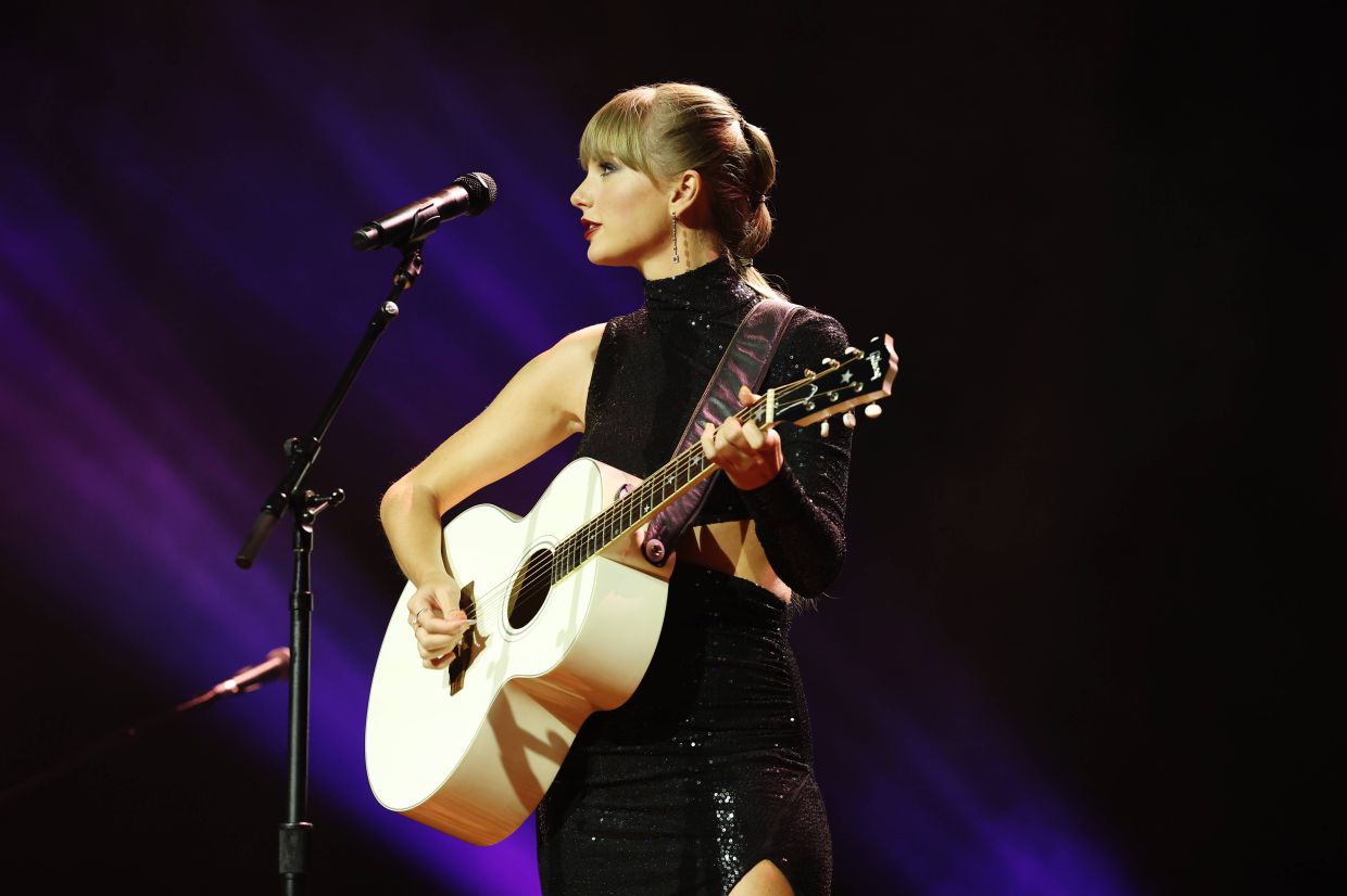 Taylor Swift performs at the NSAI 2022 Nashville Songwriter Awards on September 20, 2022 in Nashville, Tennessee – Photo: AP