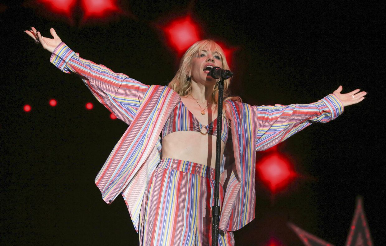 Carly Rae Jepsen performs on Day 1 of the Austin City Limits Music Festival's first weekend at Zilker Park on Friday, Oct. 7, 2022 – Photo :AP