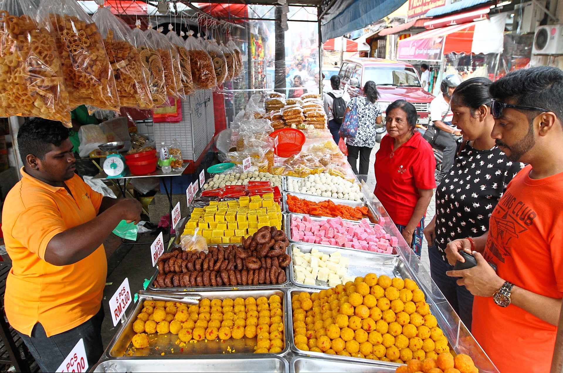 Last-minute shoppers throng Little India for bargains - Vimarsana News