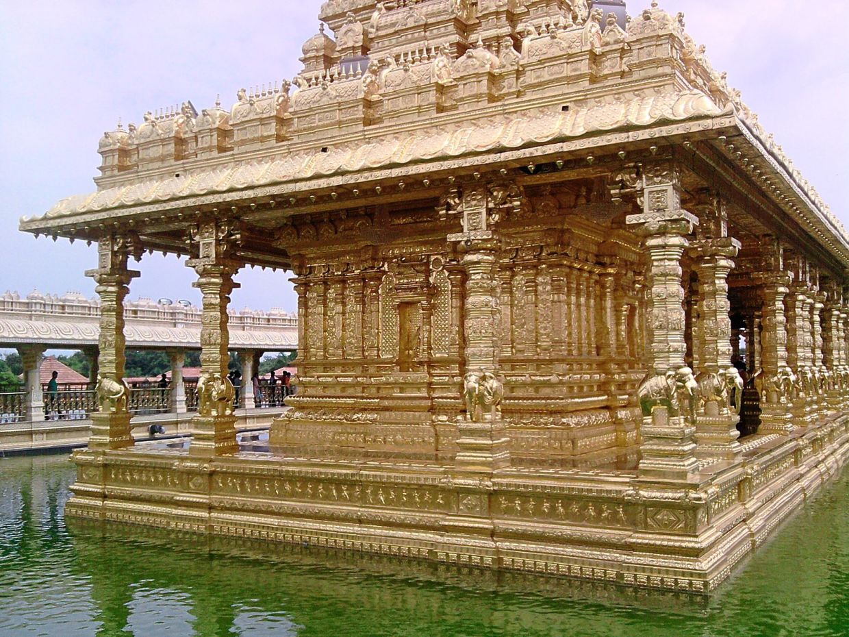 Sri Lakshmi Narayani Golden Temple in Vellore, India. -- Ag1707/ Wikimedia Commons