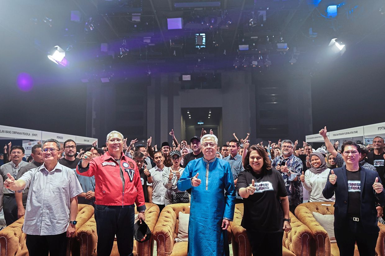 Group expression: Ismail Sabri (centre), caretaker Communications and Multimedia Minister Tan Sri Annuar Musa (second from left) and Finas chairman Datuk Seri Zurainah Musa (second from right) having a group photo taken during the function. — Bernama
