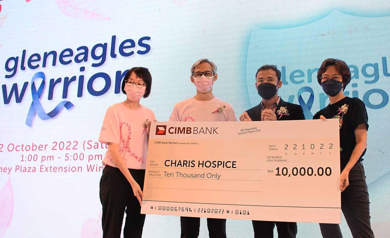 Dr Oo (right) receiving the RM10,000 donation from Dr Lai (second from left) and Yong (left). With them is Yew.