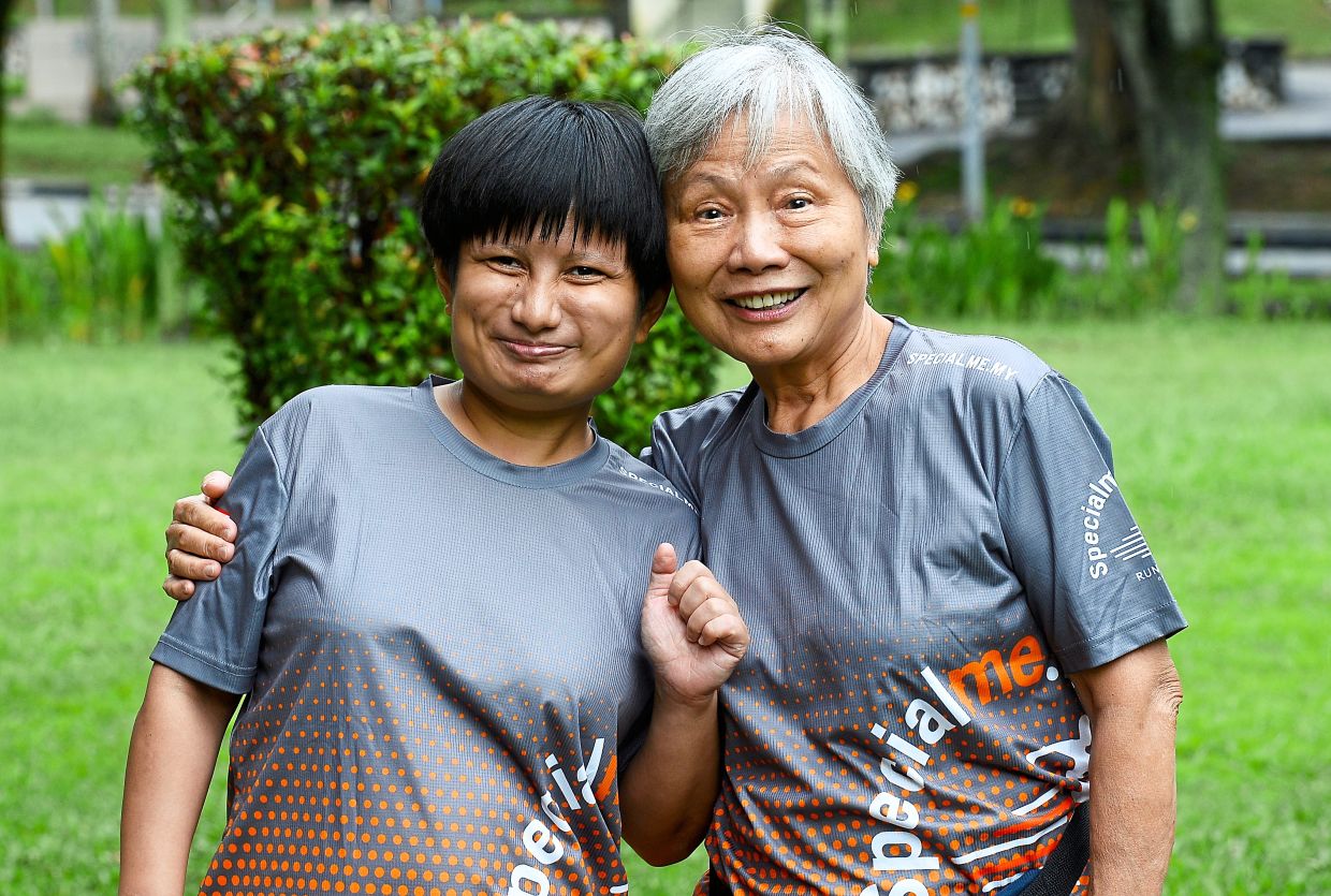 Lok (right), the oldest member of the run club, and her daughter Wong.