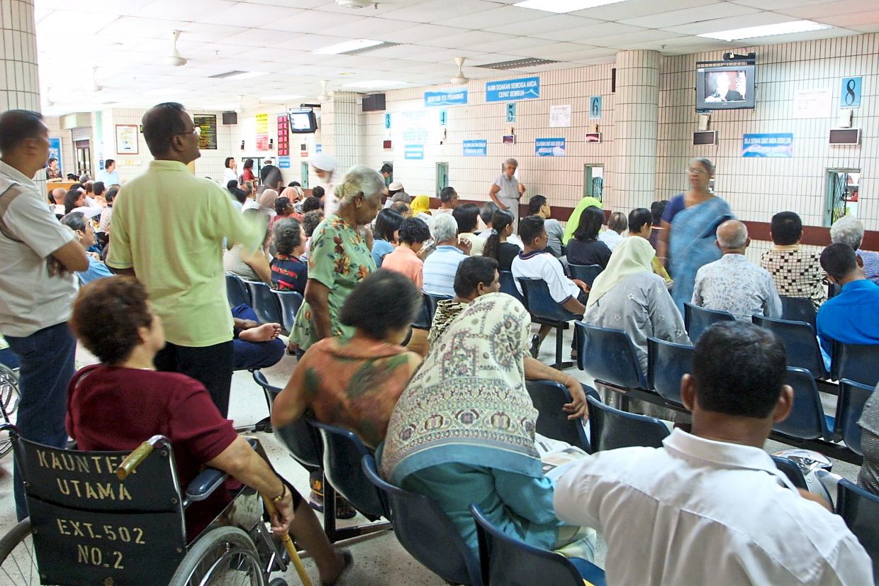Challenges to the economy, like increasing inflation, currency devaluation and job cuts, will mean that more and more people will turn to our already-overburdened public healthcare system. — Filepic