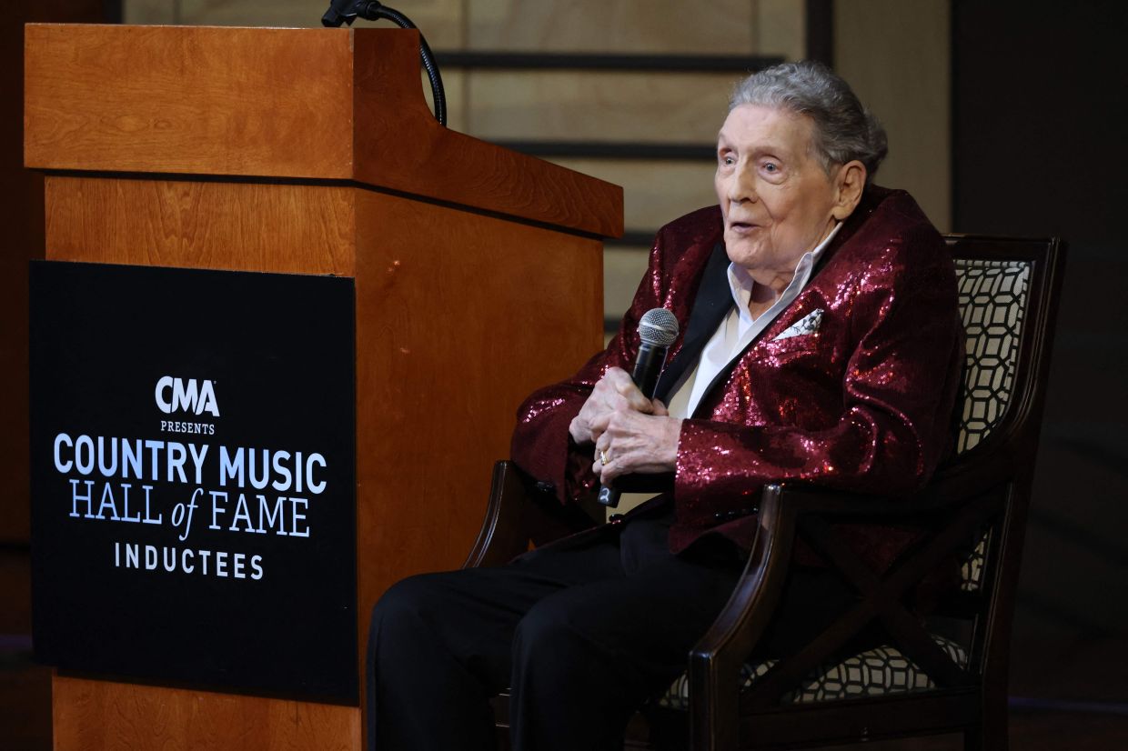 Jerry Lee Lewis speaks at the Country Music Hall of Fame 2022 inductees presented by CMA at Country Music Hall of Fame and Museum in Nashville, Tennessee. – Photo: AFP