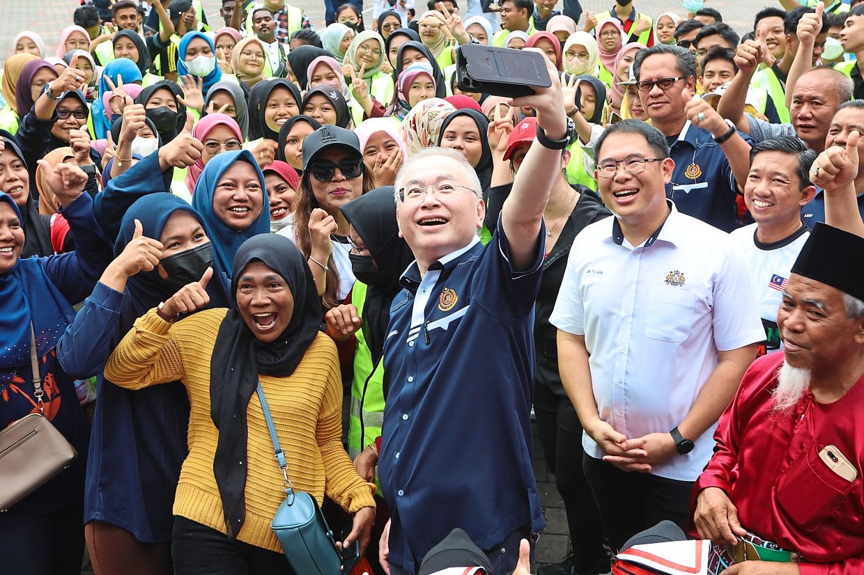 Smile, everyone: Dr Wee taking a wefie with the public at the BLKM closing ceremony at SMK Suria, Parit Raja, Ayer Hitam. — THOMAS YONG/The Star