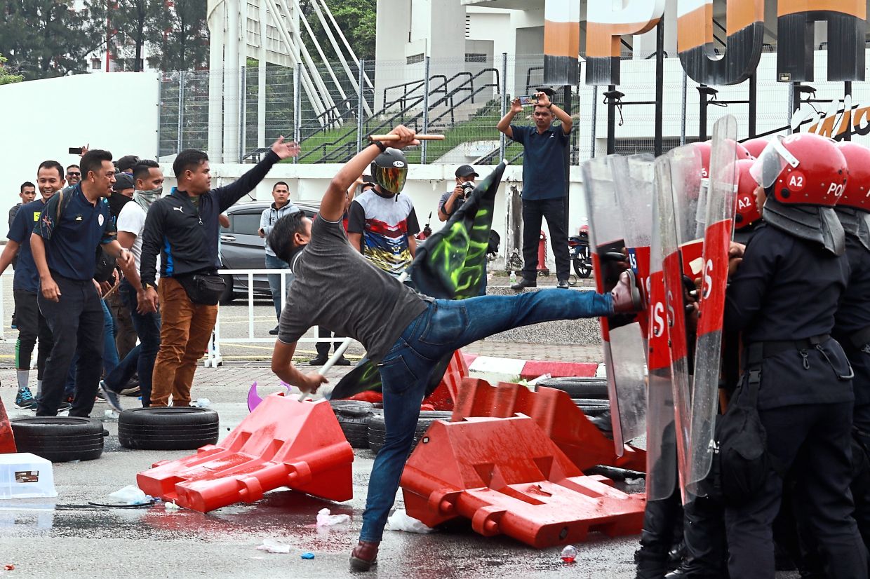 'Cops must stay professional at all times' - Vimarsana News