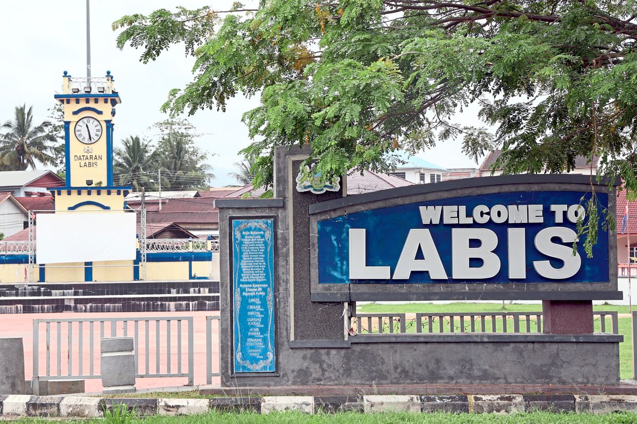 Labis is said to have gotten its name from the word labi-labi which means ‘freshwater turtle’.